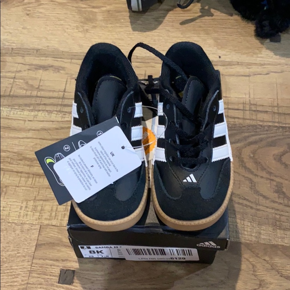 Adidas boys 8 samba shoes